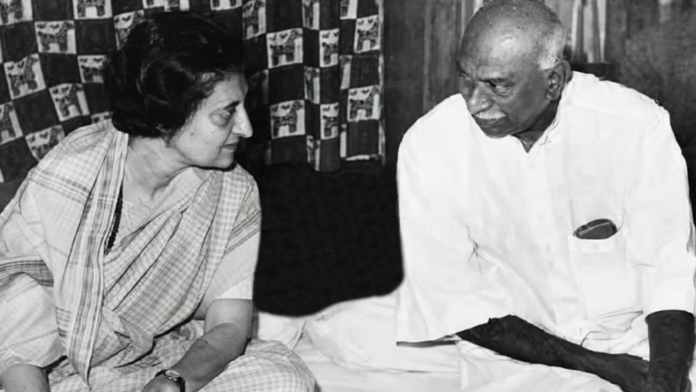 1971ல் மு. கருணாநிதி கறுப்பு கண்ணாடி அணிந்தபடி அரசியல் வியூகம் அமைப்பது