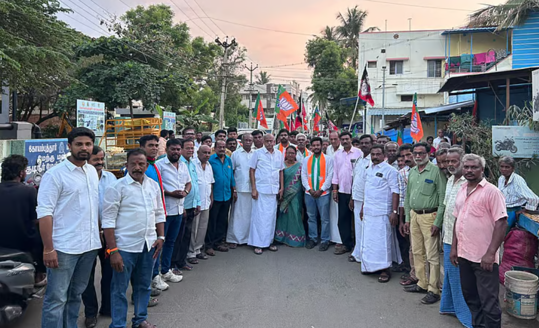 ஆதர்ஷ் (CEO) மற்றும் கைலாஷ் (மாணவர்) அவர்களின் தொழில் மற்றும் படிப்பு பின்னணியைக் காட்டும் ஒரு பிரித்த படம், தேர்தல் பிரச்சாரத்துடன் ஒப்பிடுக.
