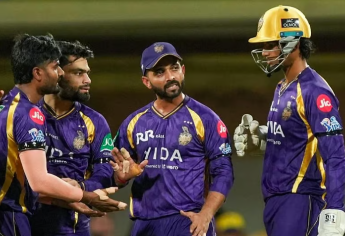 சென்னை சேப்பாக்கம் மைதானத்தில் CSK மற்றும் KKR வீரர்கள் கையில் கருப்புப் பட்டை அணிந்து அஞ்சலி செலுத்தும் காட்சி