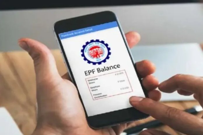 தொழிலாளர் வருங்கால வைப்பு நிதி (EPF) வட்டி விகிதம் 8.25 சதவீதமாக நீட்டிக்கப்பட்ட அறிவிப்பு பலகையில் ஒரு கை பட்டுள்ளது.