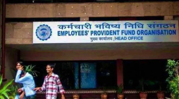EPFO லோகோ, ஒரு ஏடிஎம் இயந்திரம் மற்றும் முதியோர் ஓய்வூதியதாரர் பணத்தைப் பெறுவது