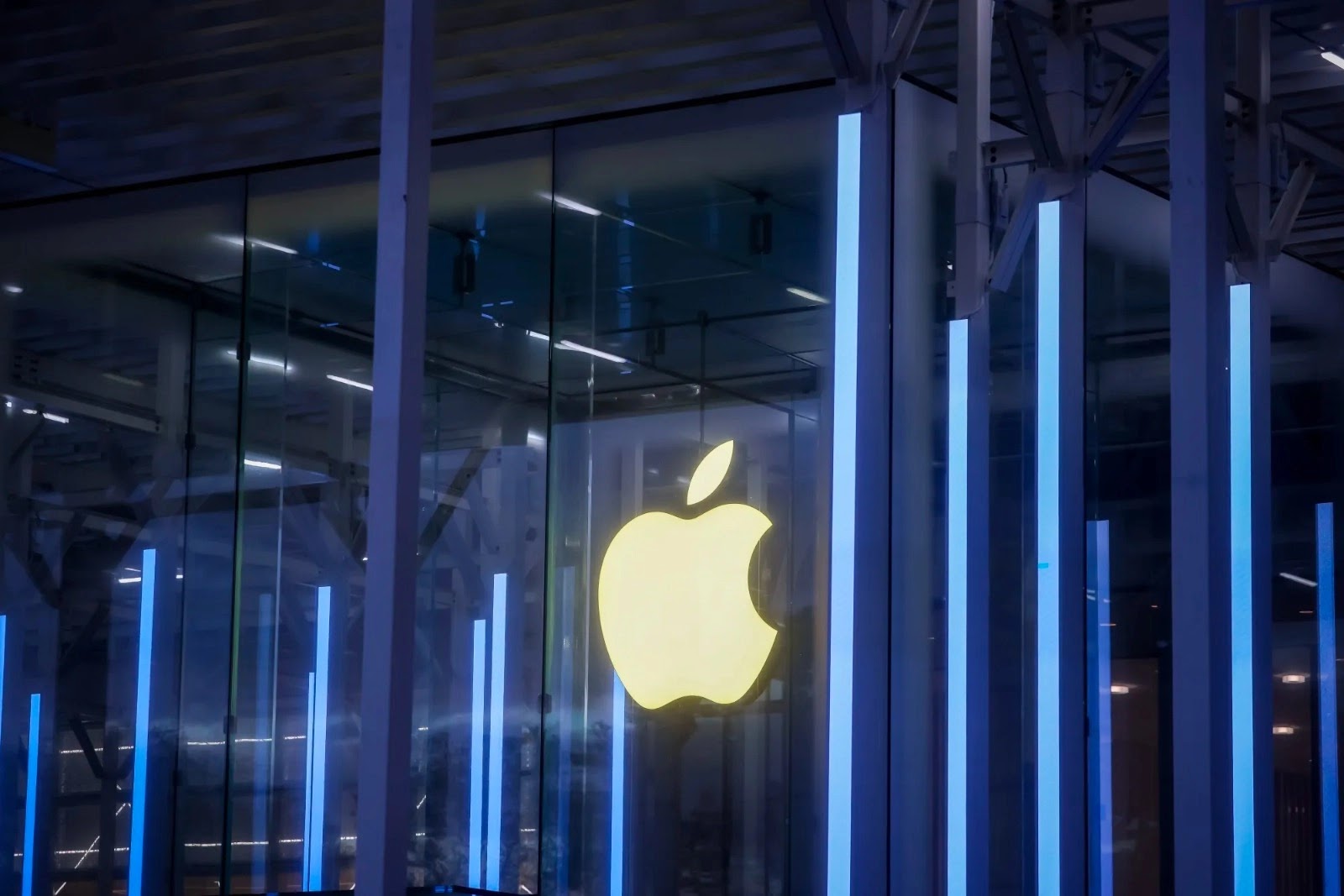 iOS 27 புதிய ஏஐ அம்சங்கள் கொண்ட ஐபோன்.