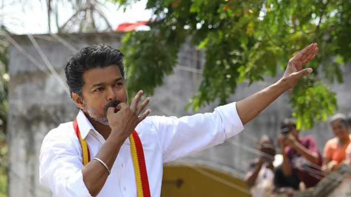 திருநெல்வேலியில் நடைபெறும் தவெக பொதுக்கூட்ட மேடையில் உரையாற்றும் விஜய்