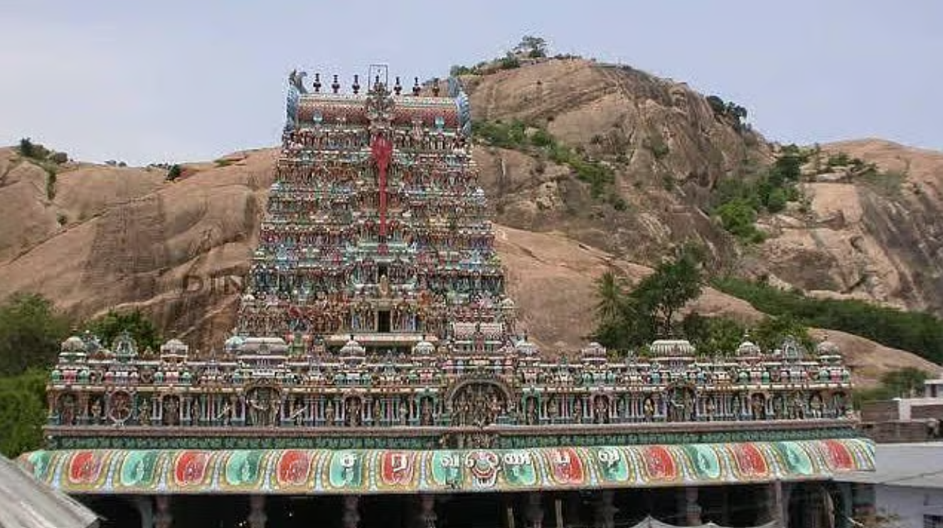 திருப்பரங்குன்றம் மலை மற்றும் சர்ச்சைக்குரிய தீபத்தூண்.