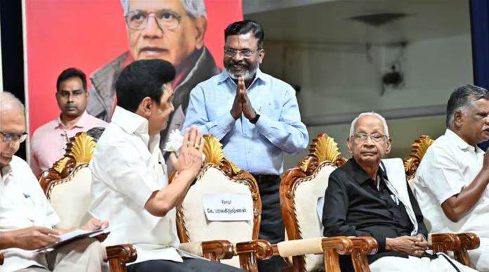 விடுதலைச் சிறுத்தைகள் கட்சித் தலைவர் திருமாவளவன் மேடையில் பேசும் புகைப்படம்