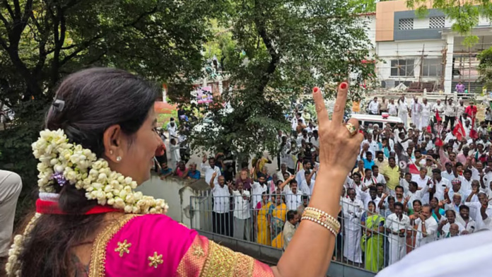 லால்குடி தொகுதி அதிமுக வேட்பாளர் லீமா ரோஸ் மார்ட்டின் தனது வேட்புமனுவைத் தாக்கல் செய்யும் காட்சி.