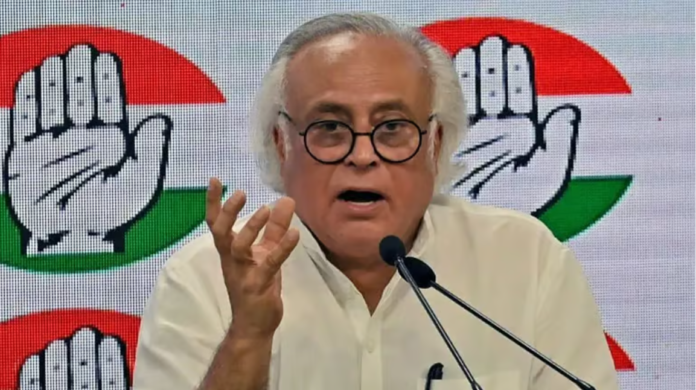 நாடாளுமன்றக் கட்டடத்திற்கு முன் மோடியும், ஜெய்ராம் ரமேஷும் வாக்குவாதத்தில் ஈடுபடுவது போன்ற கார்ட்டூன் ஓவியம்.
