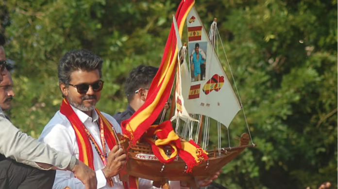 கன்னியாகுமரி ரோடு ஷோவில் மக்கள் வெள்ளத்தில் கை அசைக்கும் நடிகர் விஜய்