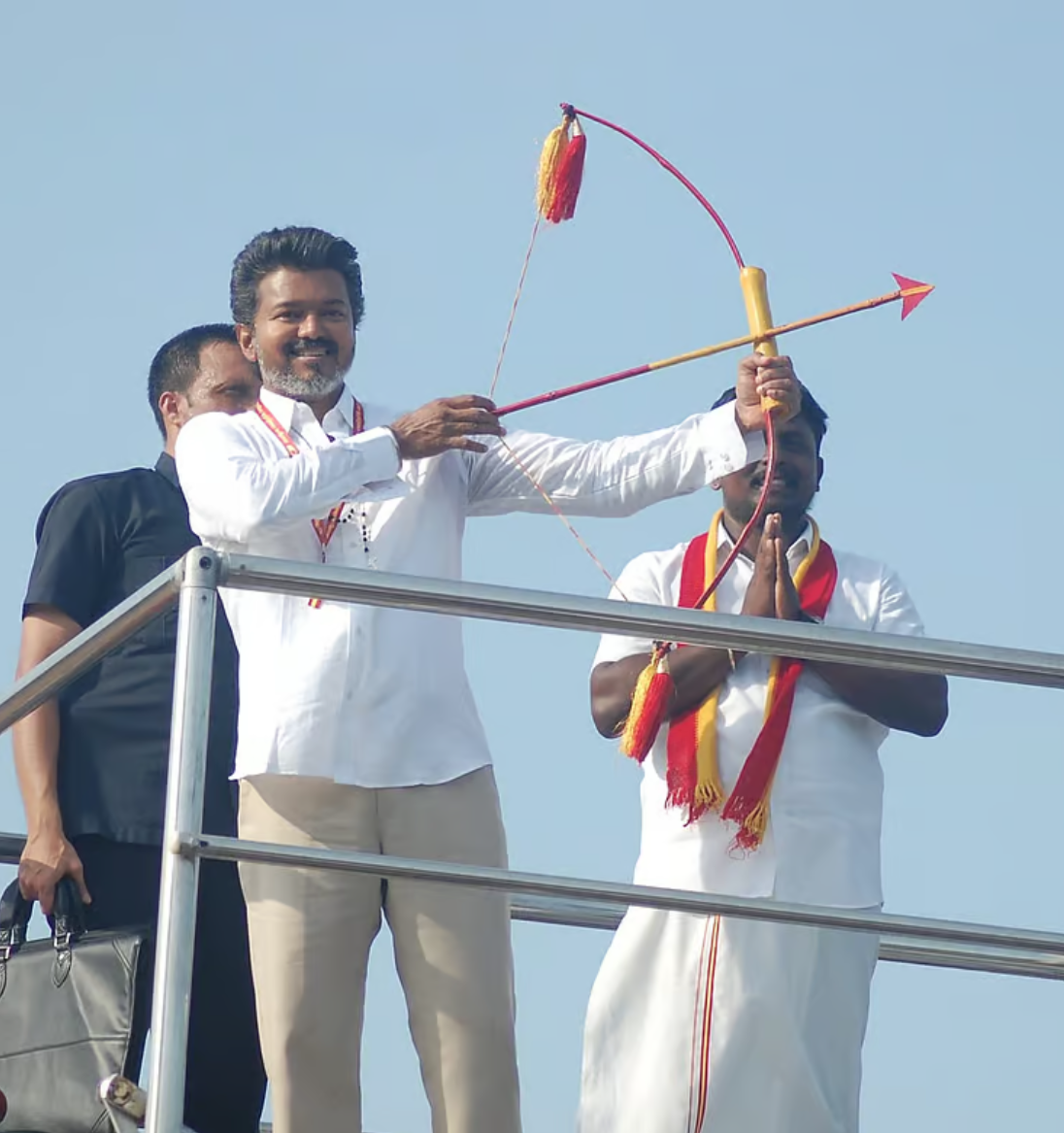 மீனவர் படகுகளுடன், சேவை உரிமைச் சட்டம் குறித்த டிஜிட்டல் திரையும் இணைந்துள்ளது.
