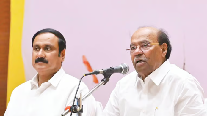 டாக்டர் ராமதாஸ் மற்றும் அன்புமணி ராமதாஸ் ஆகியோரின் பிளவுபட்ட படங்கள், பாமகவின் உள்நாட்டுப் போரை சித்தரிக்கும் பின்னணியுடன்.
