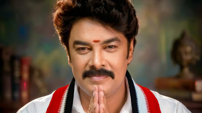 மதுரை மீனாட்சி அம்மன் கோயில் பின்னணியில் தேர்தல் சின்னத்துடன் இயக்குநர் சுந்தர் சி பேசும் படம்.