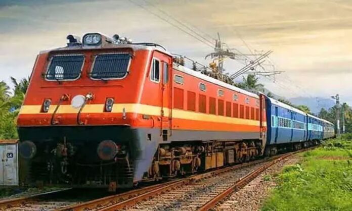 சென்னை சென்ட்ரல் ரயில் நிலையத்தில் பயணிகளுடன் புறப்படத் தயாராக இருக்கும் சிறப்பு ரயில்.