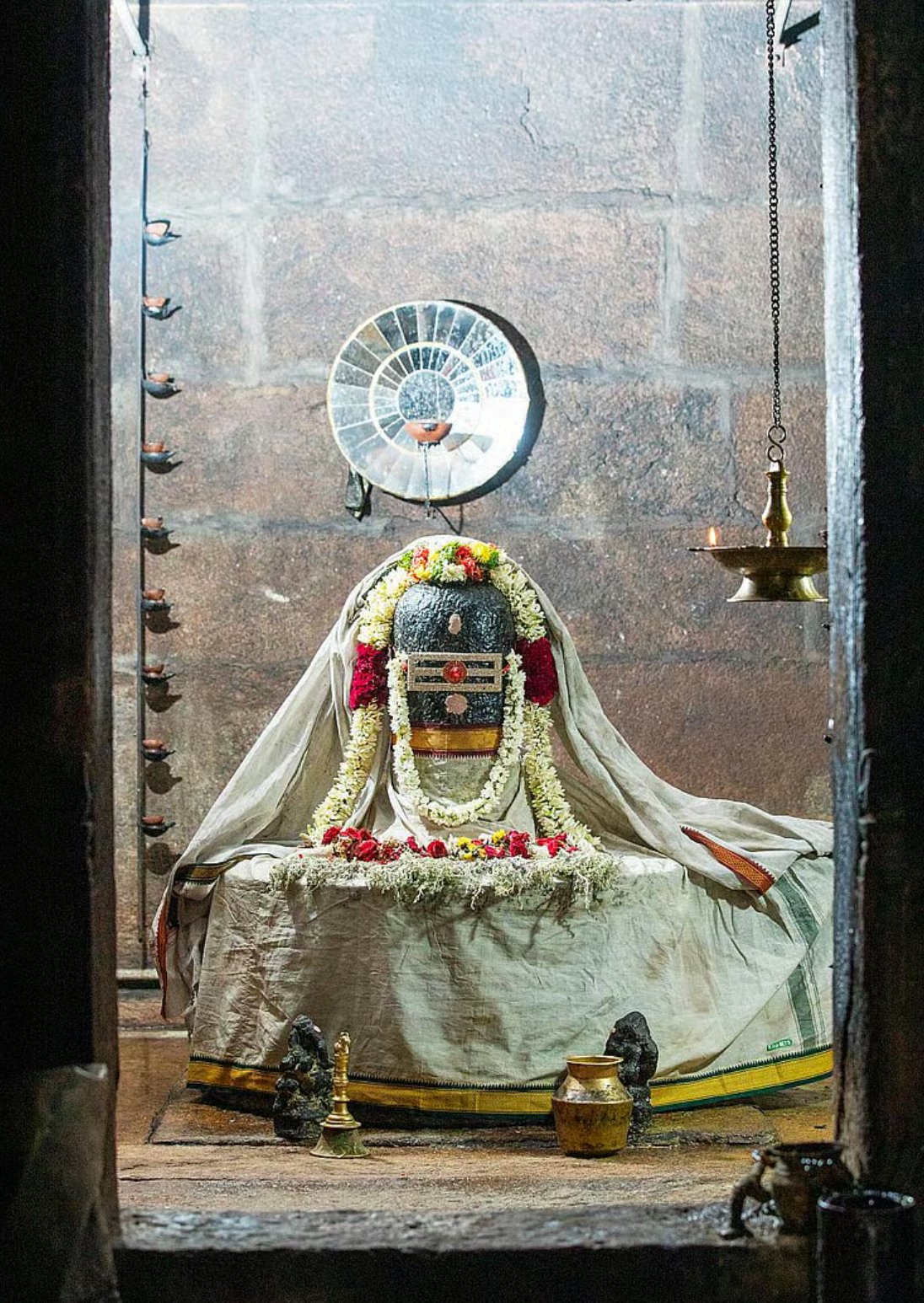 சோழ மன்னன் சுயம்பு லிங்கத்தை தேடும் புராணக் கதை ஓவியம்.