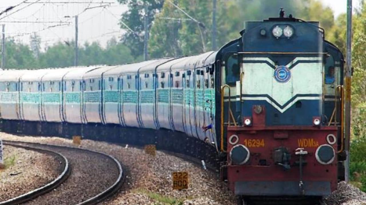 சிறப்பு ரயிலின் படுக்கை வசதி பெட்டி உட்புறக் காட்சி.
