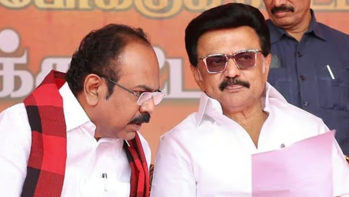 முதலமைச்சர் மு.க.ஸ்டாலின் மற்றும் அமைச்சர் தங்கம் தென்னரசு ஆகியோர் விருதுநகர் தேர்தல் பிரச்சார மேடையில்.