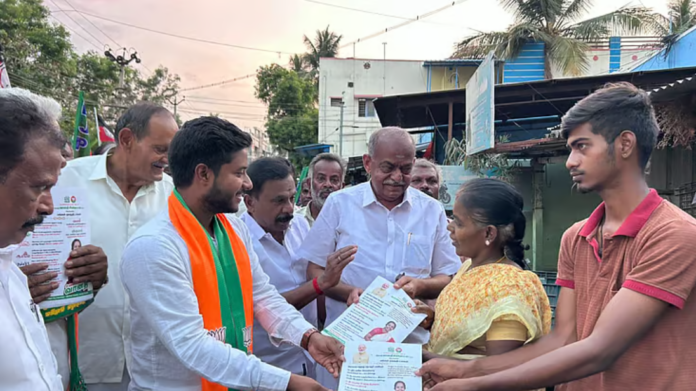 வானதி சீனிவாசன் மகன்கள் ஆதர்ஷ் மற்றும் கைலாஷ், கோவை தேர்தல் பிரச்சாரத்தில் மக்களிடம் வாக்கு சேகரிக்கும் காட்சி.