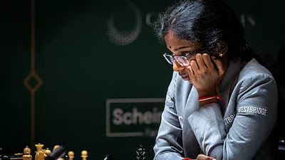 செஸ் விளையாடும் வைஷாலி ரமேஷ்பாபு.