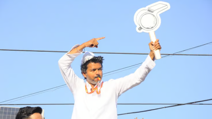 தவெக தலைவர் விஜய் திருப்பூரில் பொதுக்கூட்டத்தில் உரையாற்றும் புகைப்படம்.