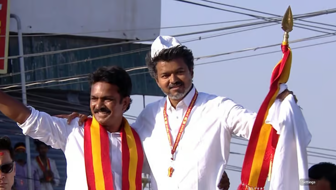 விஜய் தேர்தல் அறிக்கையை வெளியிடும் தருணம்.