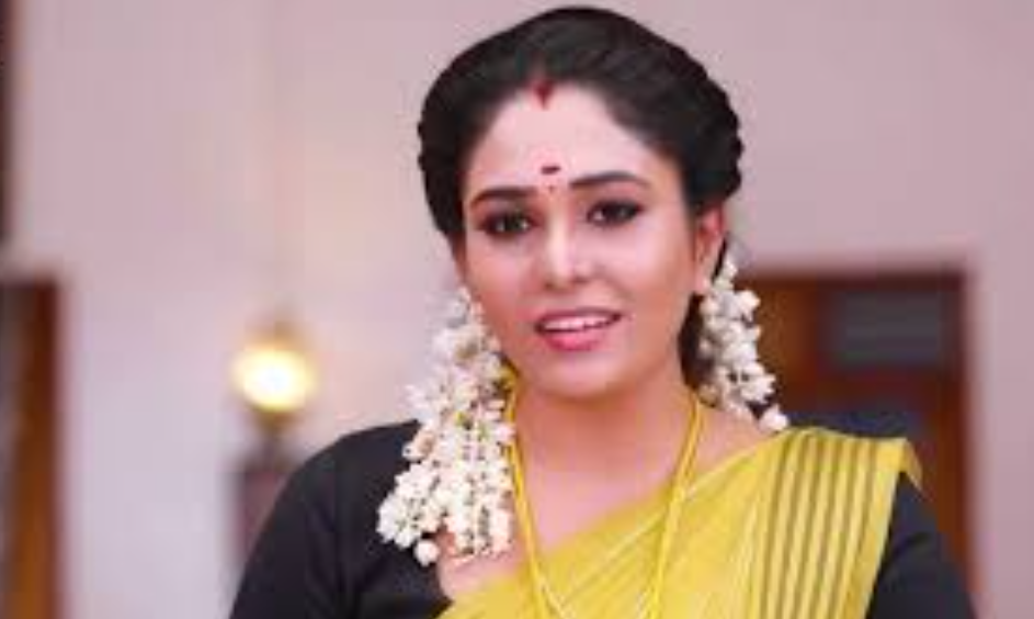 தளபதி விஜய் அரசியல் கூட்டத்தில் உரையாடும் காட்சி.
