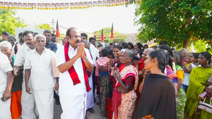 புதிய வீட்டில் நிற்கும் மூதாட்டி ராணியுடன் அமைச்சர் தங்கம் தென்னரசு உரையாடுகிறார்.