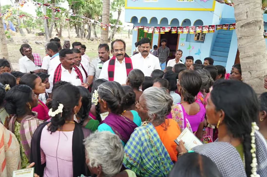 ராணியின் பழைய ஓட்டு வீடு மற்றும் புதிய கான்கிரீட் வீடு.