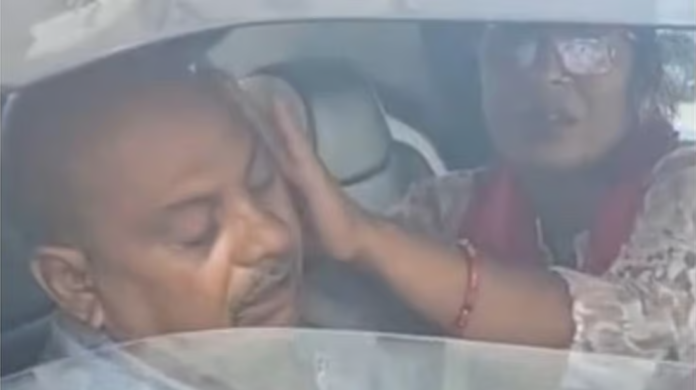 விஐபி வாகன அணிவகுப்பால் தடுக்கப்பட்ட ஆம்புலன்ஸ், அதன் அருகே கவலையுடன் காத்திருக்கும் குடும்பத்தினர்.