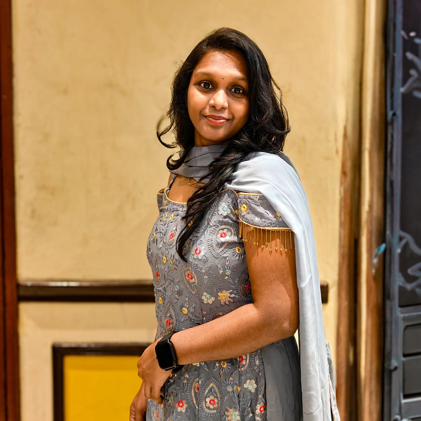 பாடகி கே.எஸ்.சித்ராவும் அவரது மகள் நந்தனாவும்.