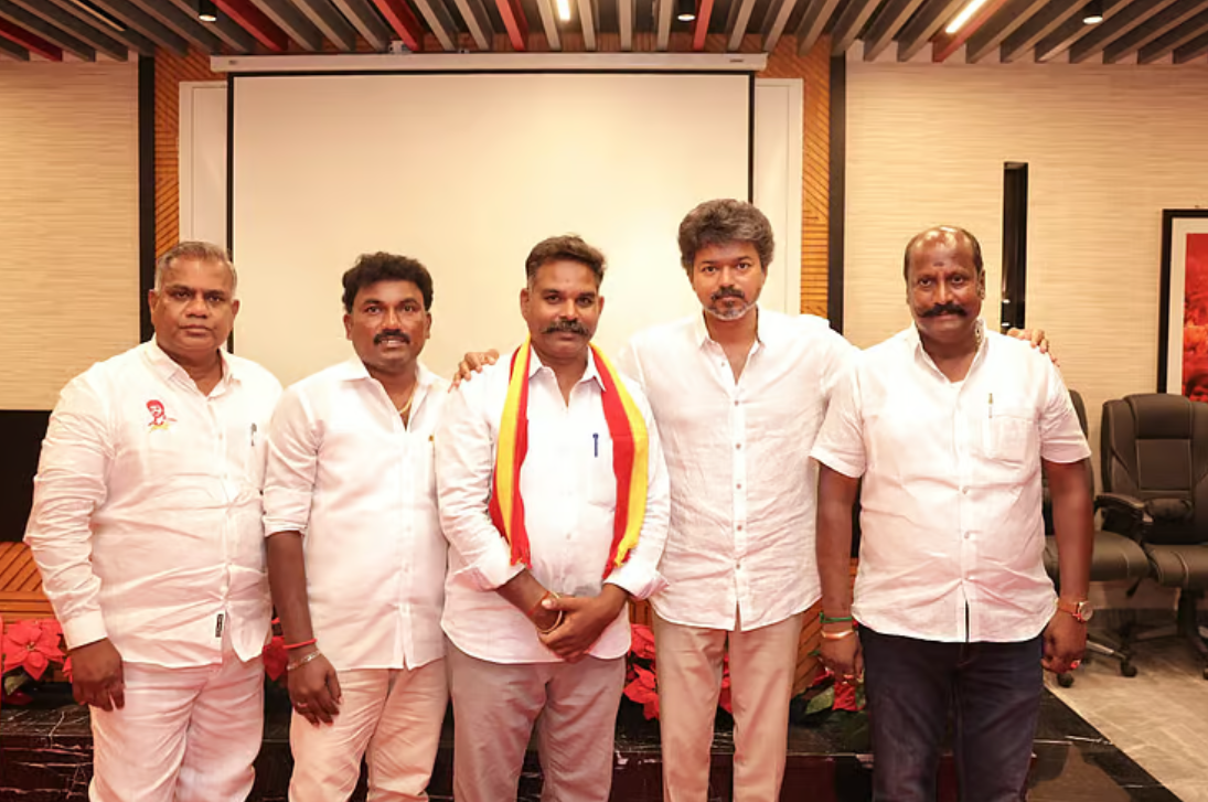 தொலைக்காட்சிப் பெட்டி சின்னத்துடன் பிரேம்குமார்