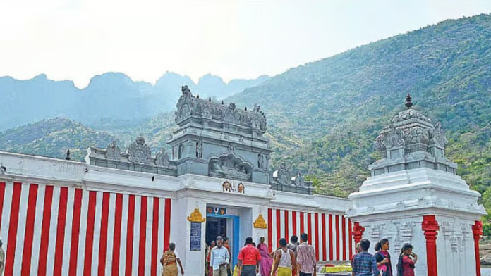 அடர்ந்த வனப்பகுதிக்குள், மலை உச்சியில் அமைந்துள்ள செண்பகத்தோப்பு காட்டழகர் கோயிலின் ஒரு பகுதி தோற்றம்.