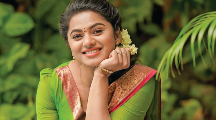 சன் டிவி 'ஆடுகளம்' சீரியலில் சத்யா கதாபாத்திரத்தில் நடித்த நடிகை டெல்னா டேவிஸ் ஒரு நாற்காலியில் அமர்ந்தபடி யோசனையுடன் இருக்கும் காட்சி.