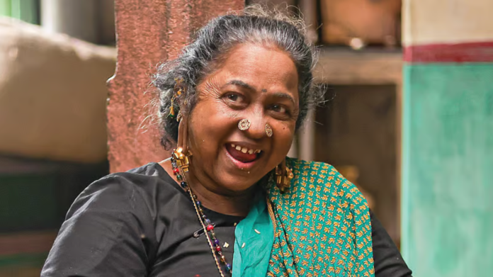 தாய் கிழவி திரைப்படத்தின் போஸ்டரில் ராதிகா பவுனுத்தாயி வேடத்தில் இருக்கிறார்.