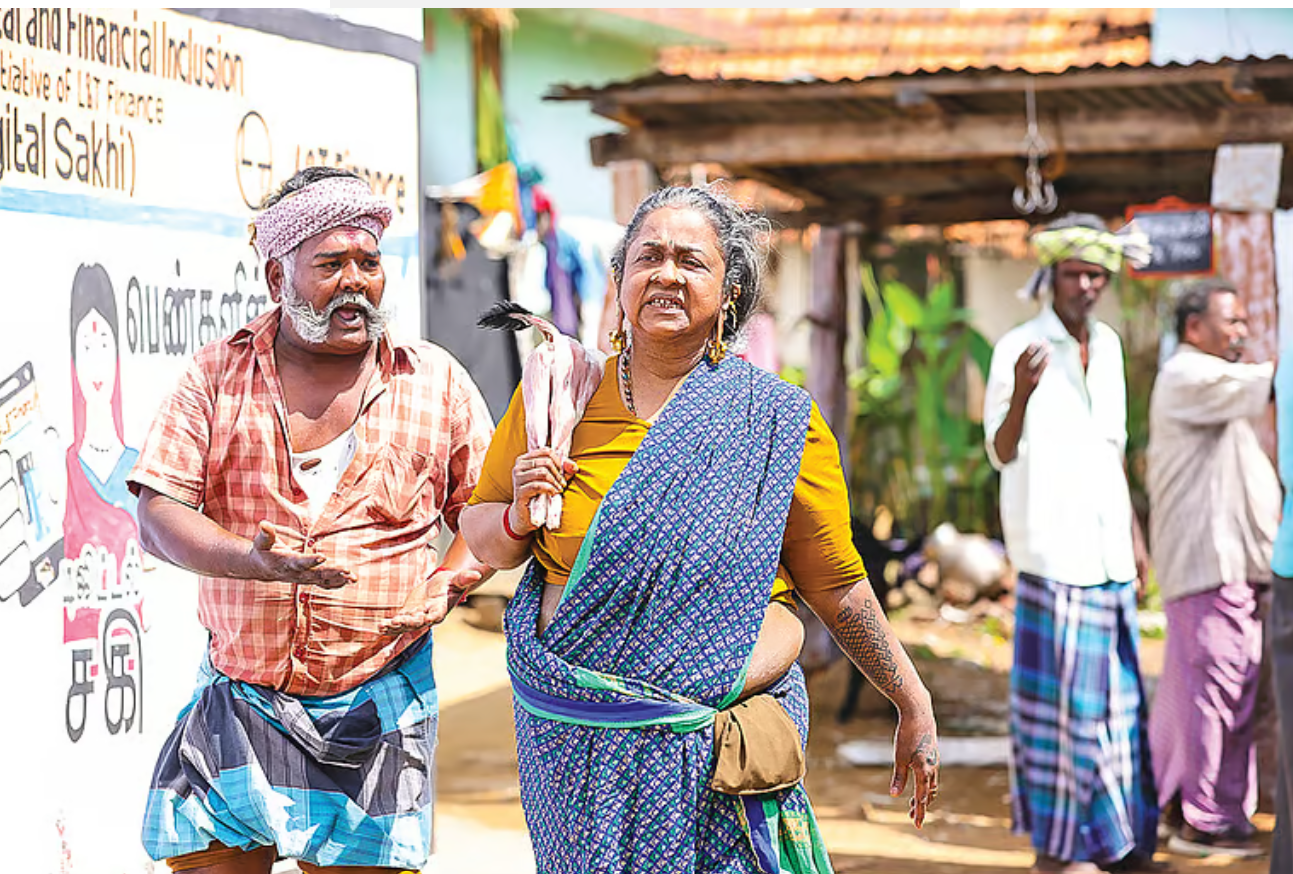 பவுனுத்தாயியைச் சுற்றியுள்ள அவரது மகன்கள்.