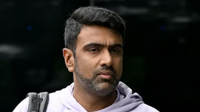 காயமடைந்த ஆயுஷ் மாத்ரே பேட்டிங் செய்யும் படம், அஸ்வின் மற்றும் சிஎஸ்கே லோகோ