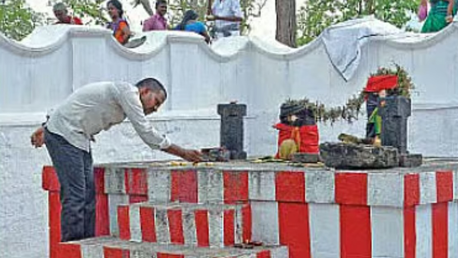 பக்தர்கள் நீராடும் நூபுர கங்கை அருவி.