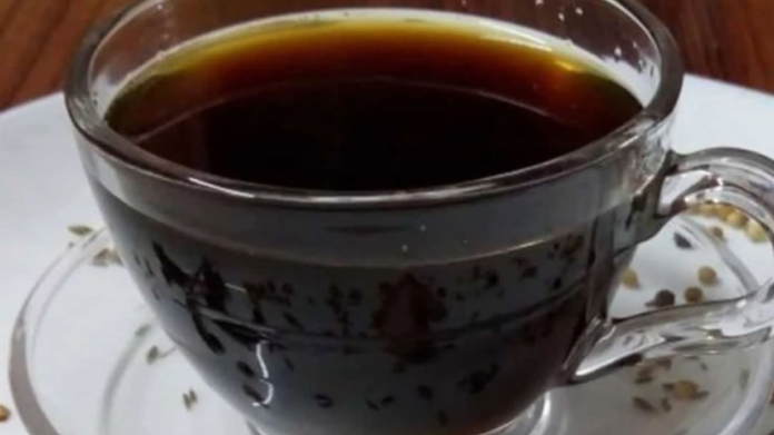 பாரம்பரிய தமிழ் சமையலறையில் சுக்கு மல்லி காபி தயாரிக்கும் காட்சி