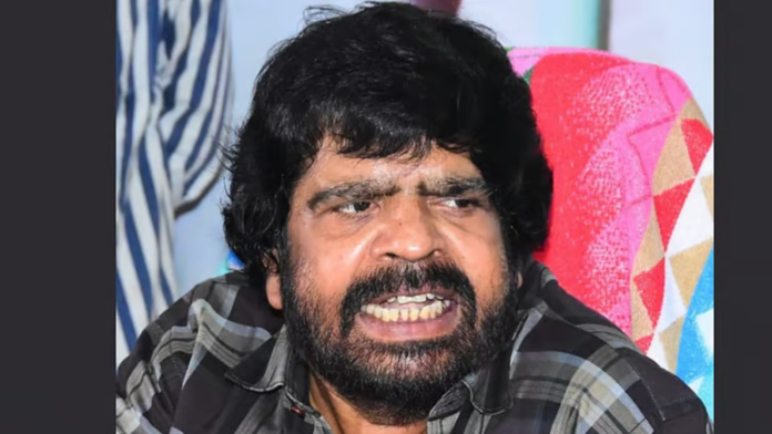 டி.ராஜேந்தர் பத்திரிகையாளர்களை சந்தித்து ஆவேசமாக பேசுகிறார். அருகில் சிம்புவின் புகைப்படம்.