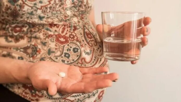 சரியான முறையில் மாத்திரை உட்கொள்ளும் ஒருவர்