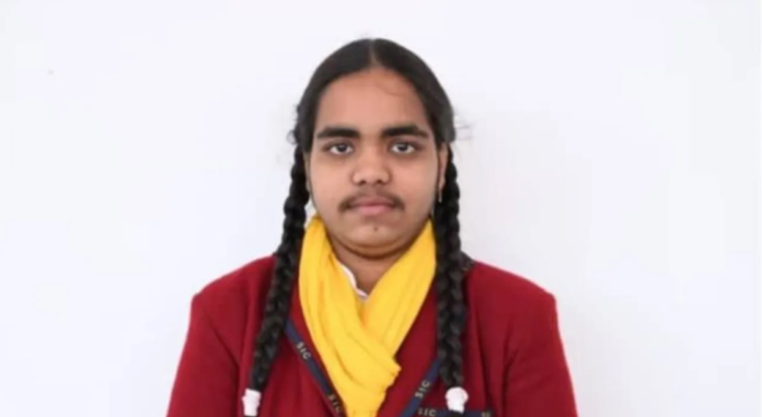 முகத்தில் புன்னகையுடன் கையில் புத்தகங்களுடன் பிராச்சி நிகாம்