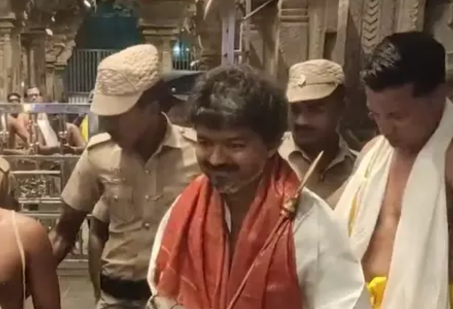 விக்கிரவாண்டி மாநாட்டில் பெரியார், அம்பேத்கர் உருவப்படங்களுடன் விஜய்.