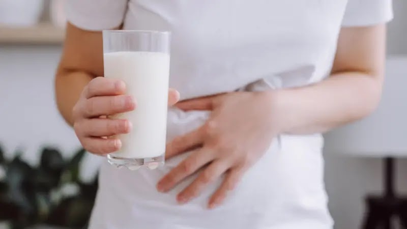 பாரம்பரிய மூலிகைகள் மற்றும் நவீன மாத்திரைகள் கொண்ட தராசு