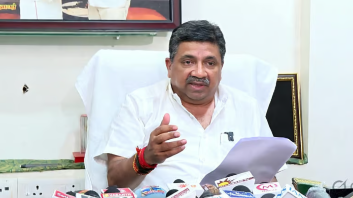 மதுரை தெற்கு தொகுதி பா.ஜ.க வேட்பாளர் ராம ஸ்ரீனிவாசன் வேட்புமனு தாக்கல் செய்யும் நிகழ்வில் மகாராஷ்டிர முதல்வர் தேவேந்திர பட்னாவிஸ் பேசும் காட்சி.