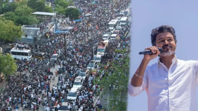 தமிழக வெற்றிக் கழகத் தலைவர் விஜய், தூத்துக்குடி பிரச்சாரத்தில் அலைகடலென திரண்ட மக்கள் கூட்டத்தை நோக்கி உரையாற்றும் காட்சி.