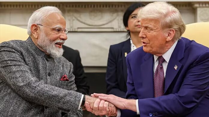 அமெரிக்க அதிபர் ட்ரம்ப் மற்றும் இந்திய பிரதமர் மோடி அருகருகே இருக்கும் புகைப்படம்.