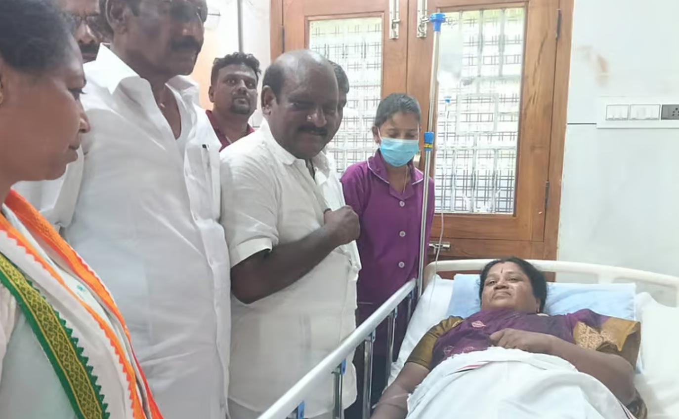 மருத்துவமனையில் சிகிச்சை பெறும் இளமதி சுப்பிரமணியனை நலம் விசாரிக்கும் கோவி.செழியன்.