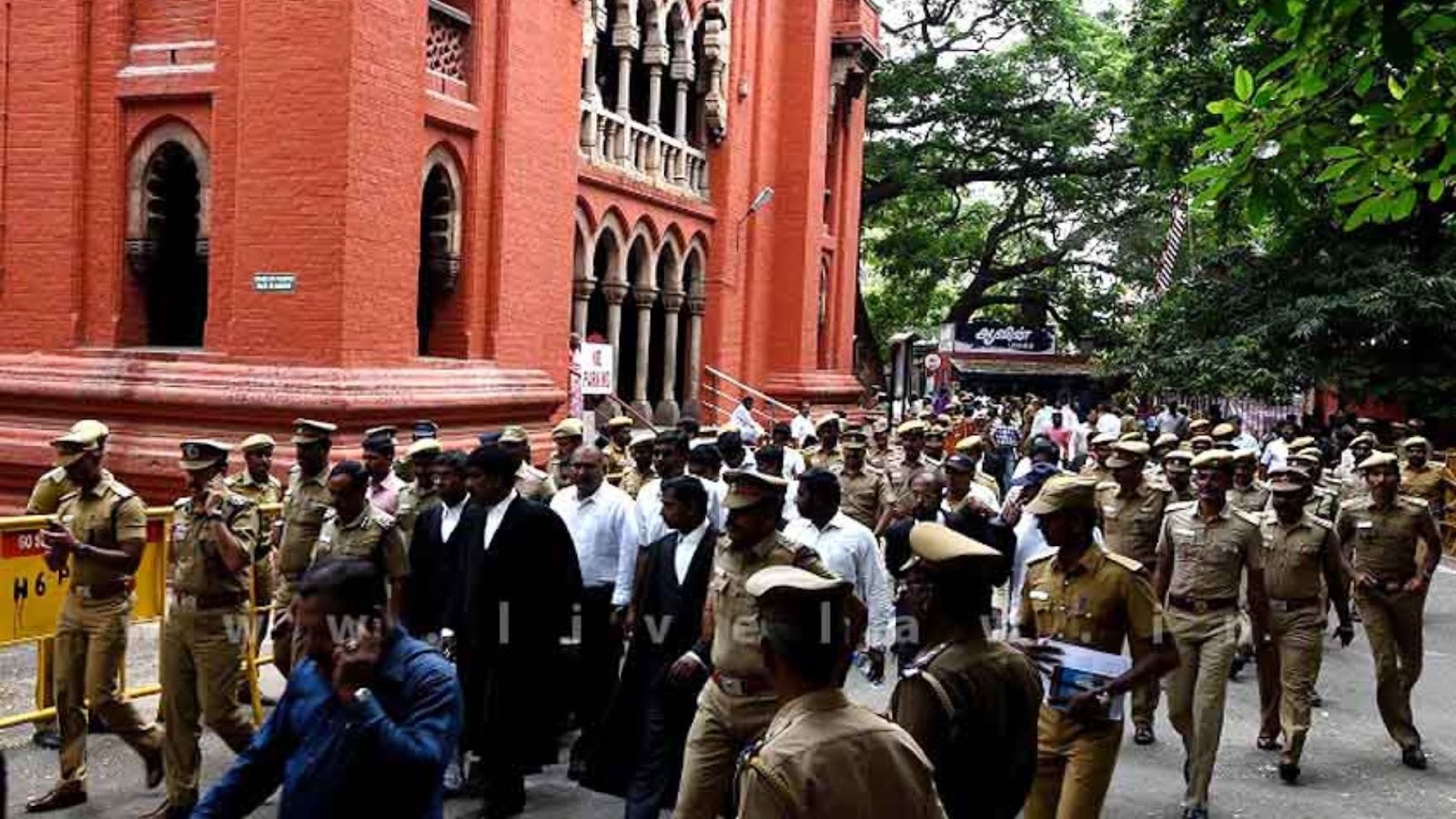 நீதிக்காகப் போராடும் மக்கள் கூட்டம் நீதிமன்றம் முன்