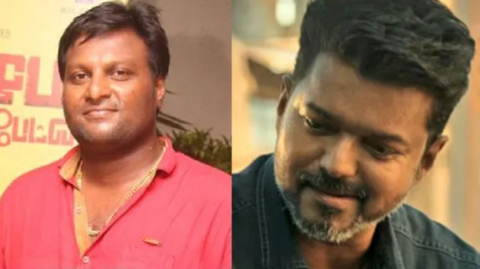 நடிகர் விஜய் ஒரு அரசியல் மேடையில் பேசுவது போல் தோன்றும் ஜன நாயகன் படத்தின் தலைப்பு காட்சி.