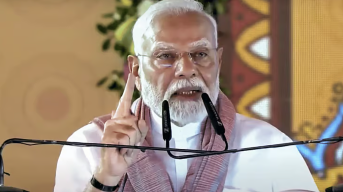 சென்னையில் ₹3,239-க்கு விற்கப்படும் 19 கிலோ எடை கொண்ட வணிக எரிவாயு சிலிண்டர், அதன் மீது விலை உயர்வைக் குறிக்கும் அம்புக்குறி.