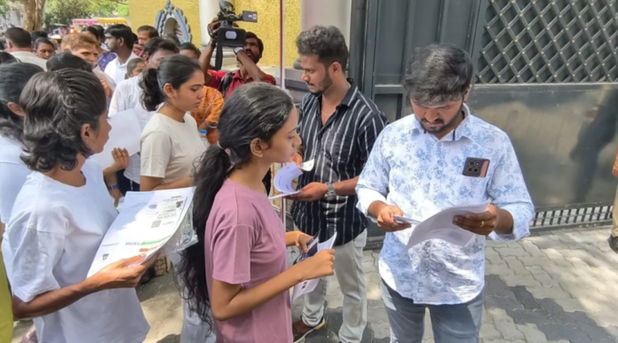 நீட் UG 2026 தேர்வு எழுதுகின்ற இந்திய மாணவர்கள், தேர்வு மையத்தில் சீருடையில் அமர்ந்துள்ளனர்.