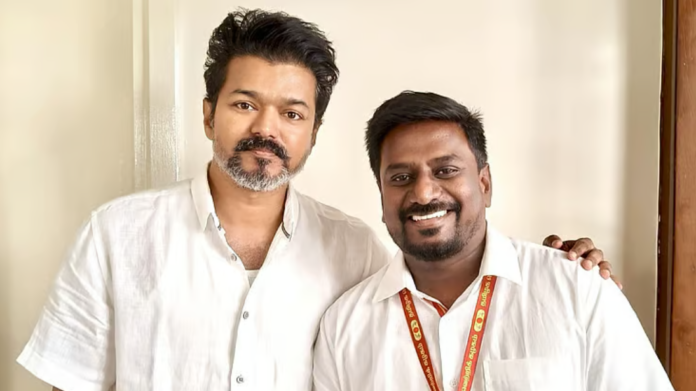 எழும்பூர் சட்டமன்றத் தொகுதியில் தவெக சார்பில் வெற்றி பெற்ற ராஜ்மோகன், மேடையில் மக்கள் மத்தியில் உற்சாகமாகப் பேசுகிறார்.
